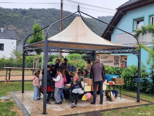 Kinderschminken und Bücherstand