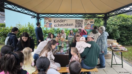 Kinderschminken und Bücherstand